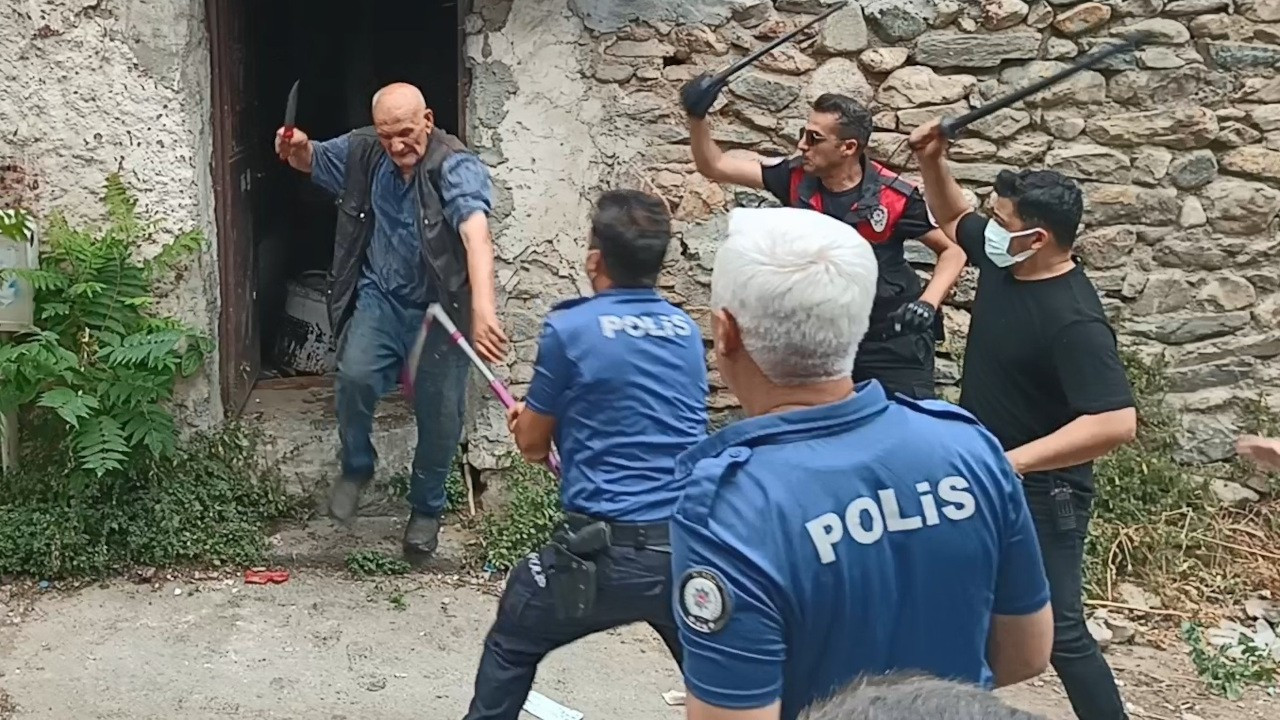 Bursa'da çöp ev operasyonu: Ev sahibi polisi bıçakladı