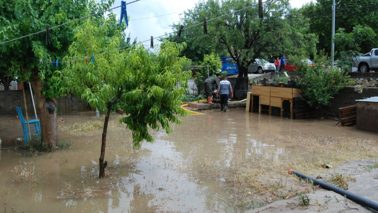 Çanakkale'de şiddetli yağış: Bayramiç ve Ezine'de su baskınları