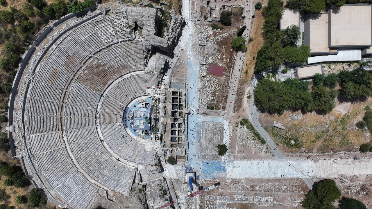 Efes Antik Kenti'nin Koressos Kapısı gün yüzüne çıkarılıyor
