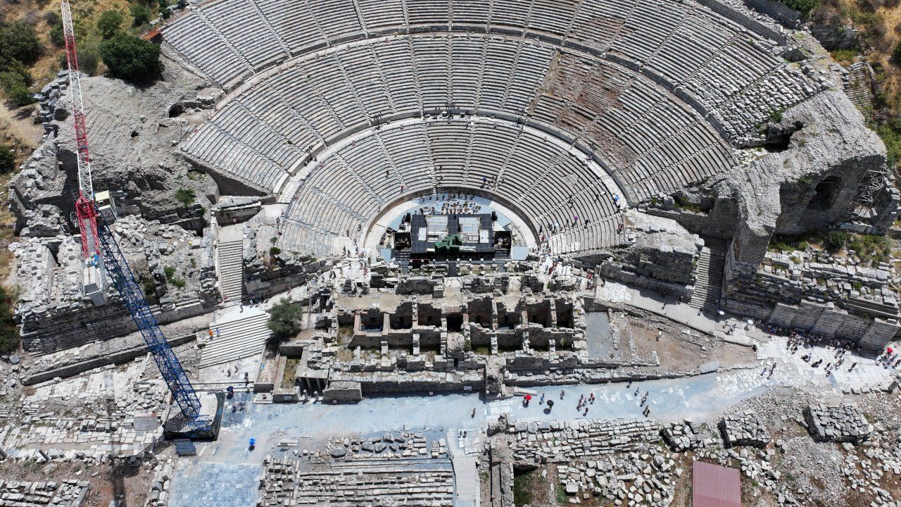 Efes Antik Kenti'nin 3 büyük kapısından biri gün yüzüne çıkarılıyor - Sayfa 1