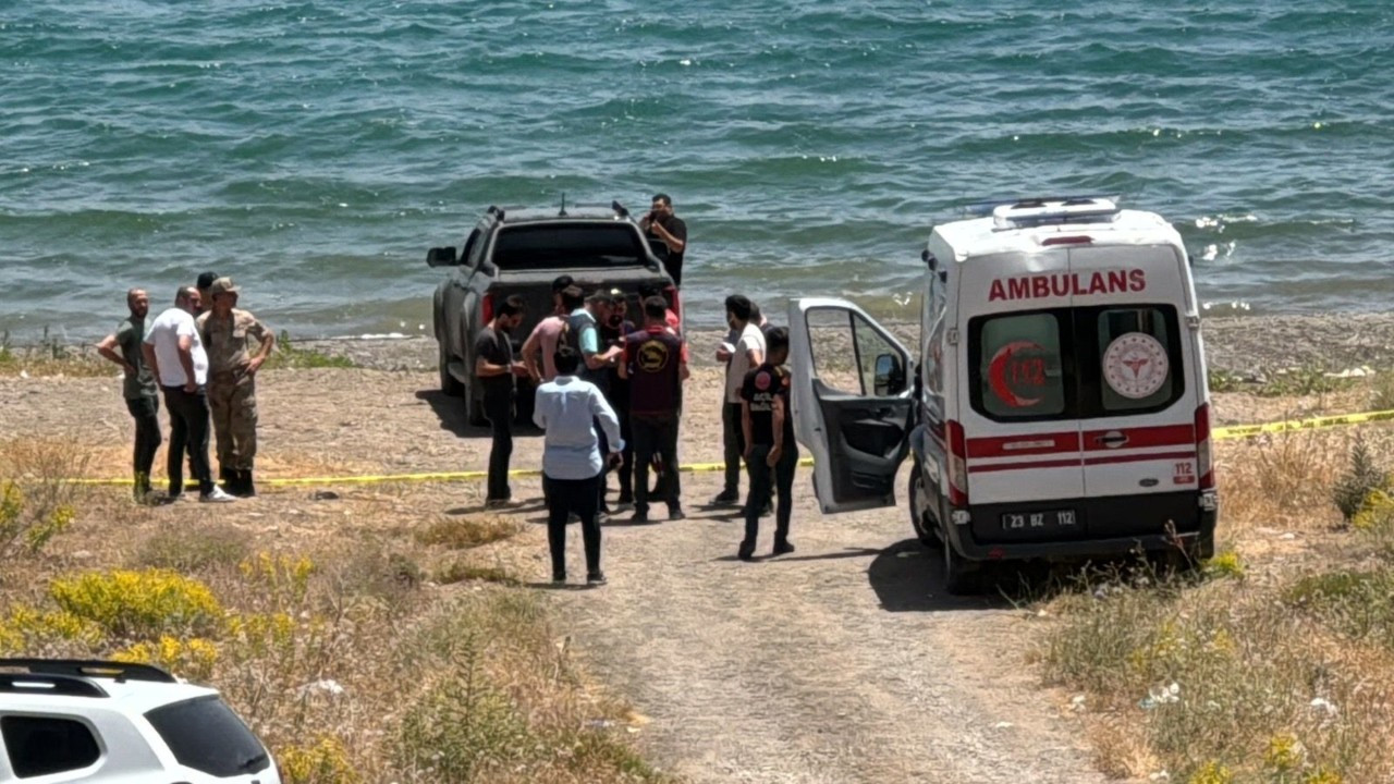 Hazar Gölü kıyısındaki araçta iki genç ölü bulundu