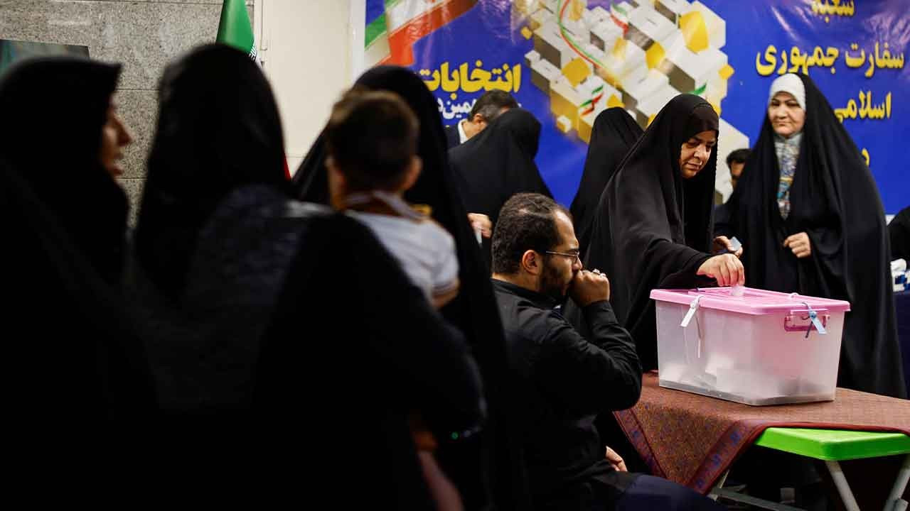 İran'da 3 kez uzatılan oy verme süresi sona erdi