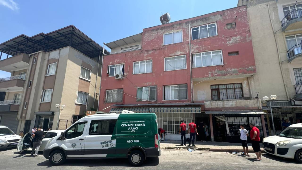 Mersin'de apartman dairesinde bir kişinin cansız bedeni bulundu