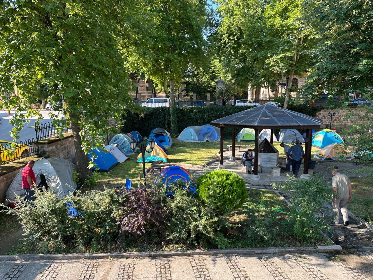 Edirne'de otellerde yer kalmadı: İnsanlar sokak ortasına çadır kurdu - Sayfa 4