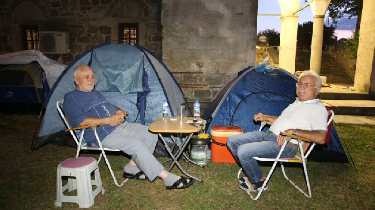 Edirne'de otellerde yer bulamayanlar çadırlarda konaklıyor