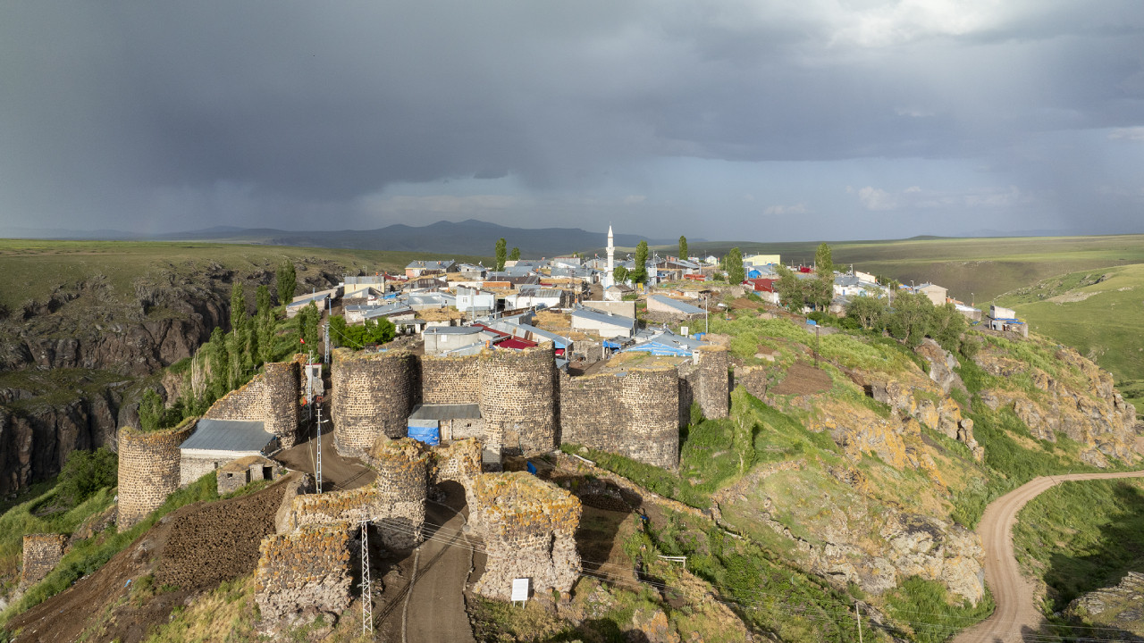 Kars'taki tarihi kale, yıllardır köy sakinlerini ağırlıyor
