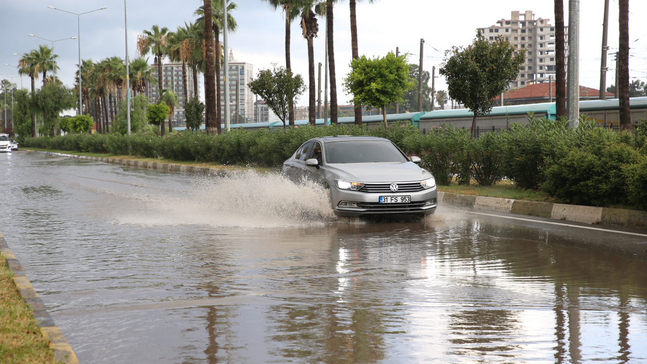 Hatay'da sağanak yağış: Cadde ve sokakları su bastı