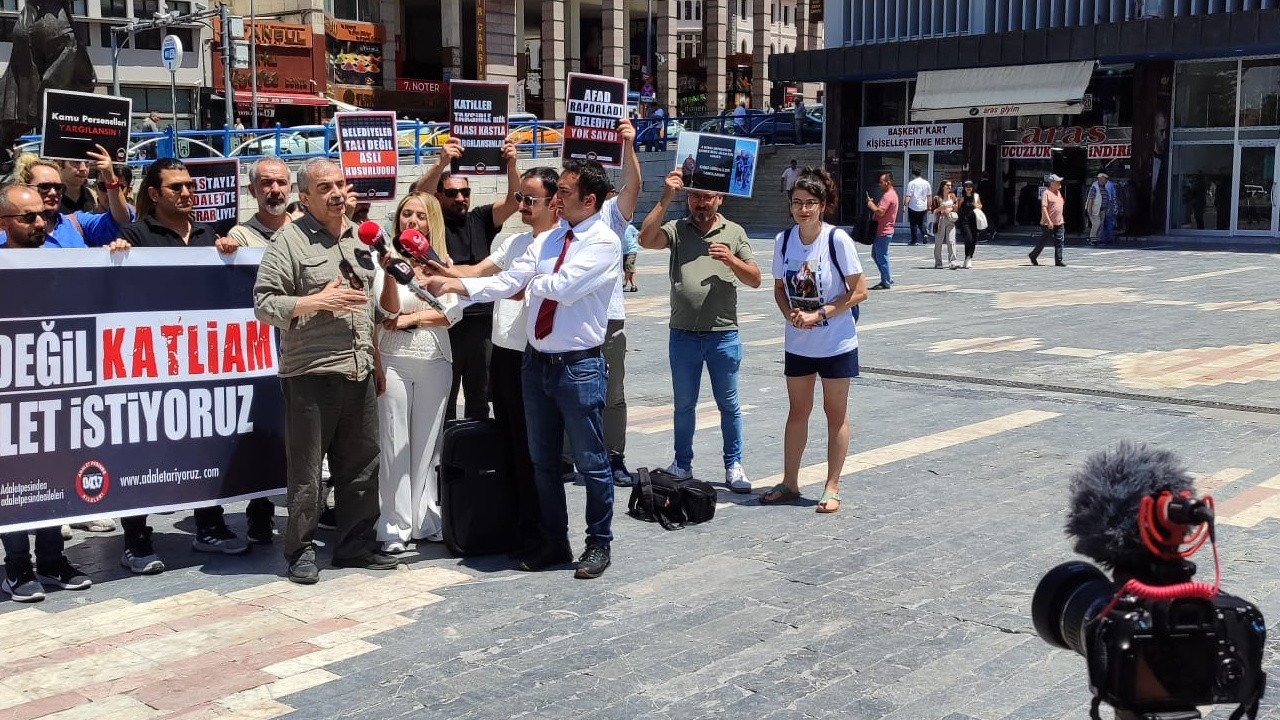 Sırrı Süreyya Önder, depremzede ailelerin eylemine katıldı