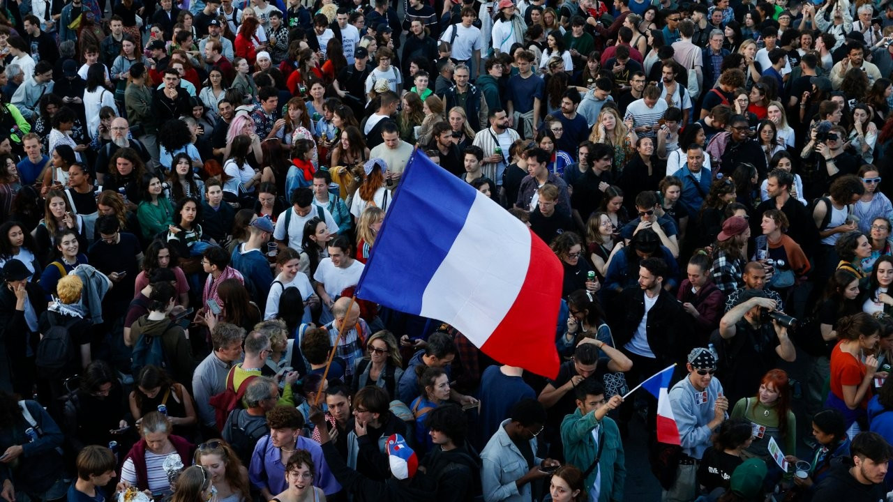 Fransa'da solun zaferi sonrası Macron'un seçenekleri neler?