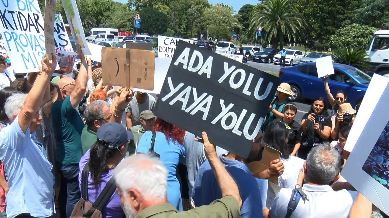 Adalılardan İBB önünde 'Azmanbüs' eylemi: 'Karşı çıkıyoruz'