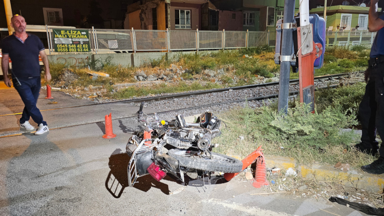 Polisten kaçarken motosiklete tren çarptı