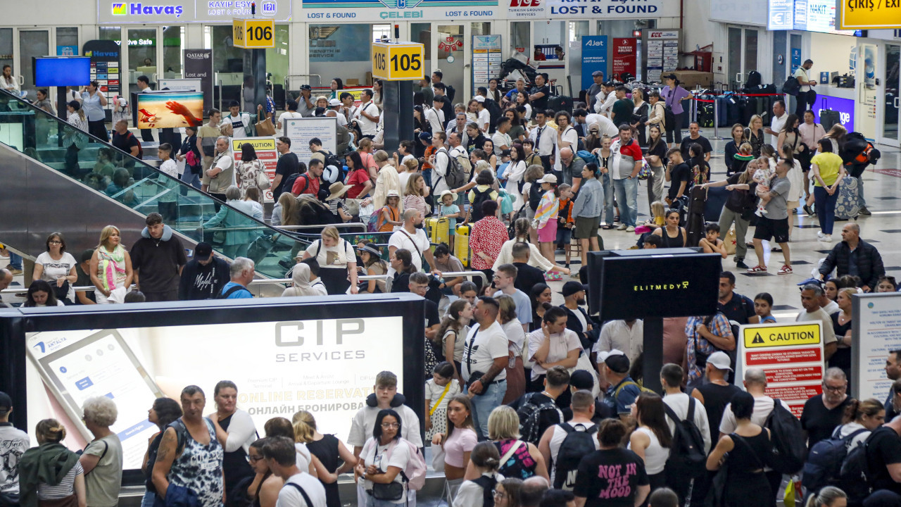 Antalya Havalimanı'nda yoğunluk: 6 ayda 14 milyondan fazla yolcu geldi
