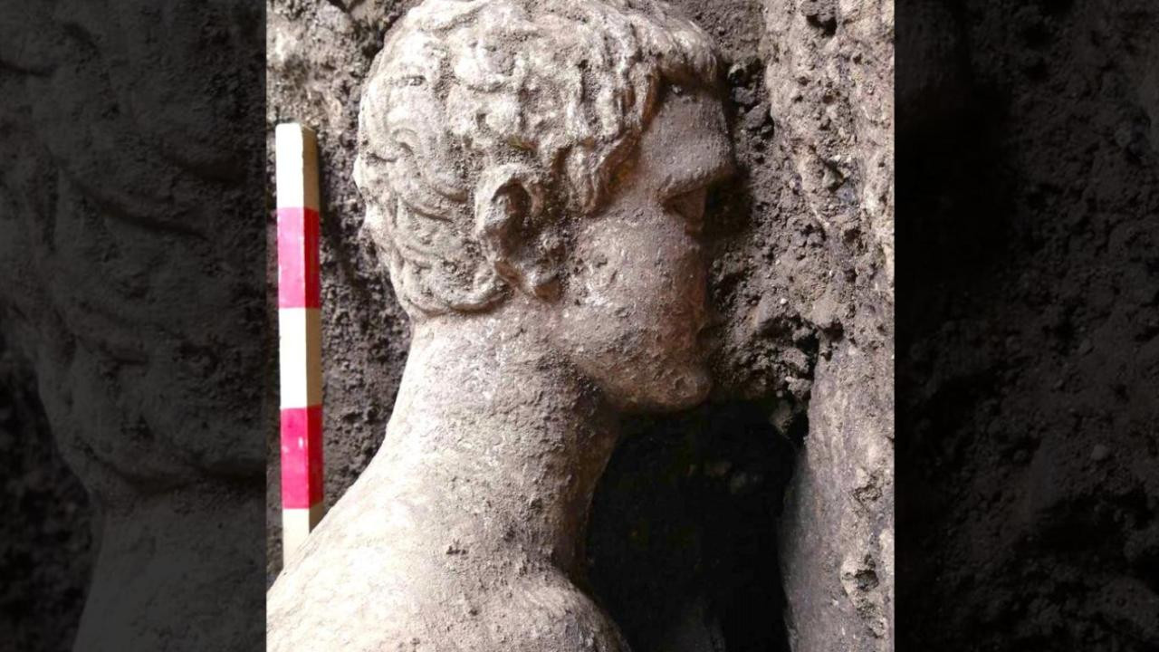 Kanalizasyondan Yunan tanrısı heykeli çıktı