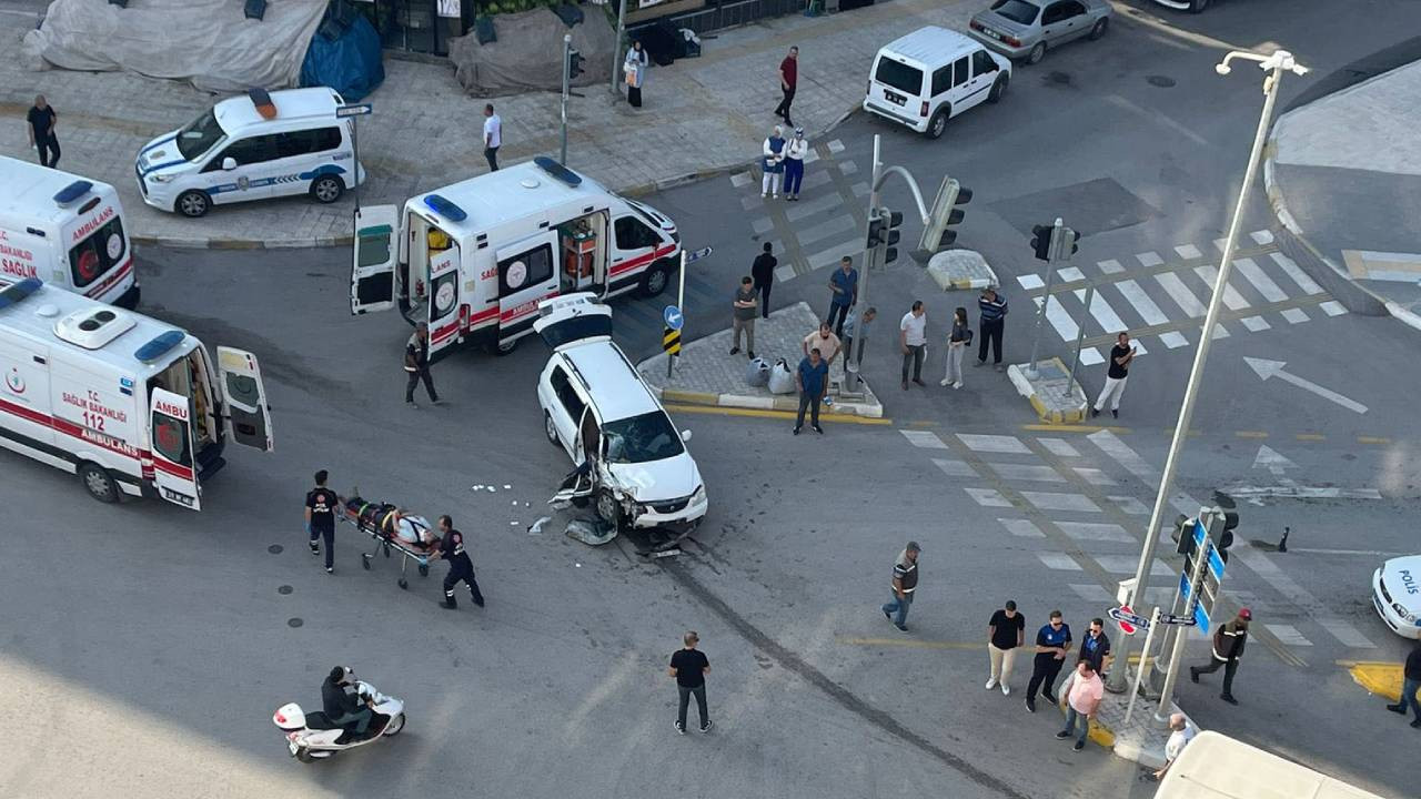 Çorum'da halk otobüsü ile hafif ticari araç çarpıştı, 7 kişi yaralandı