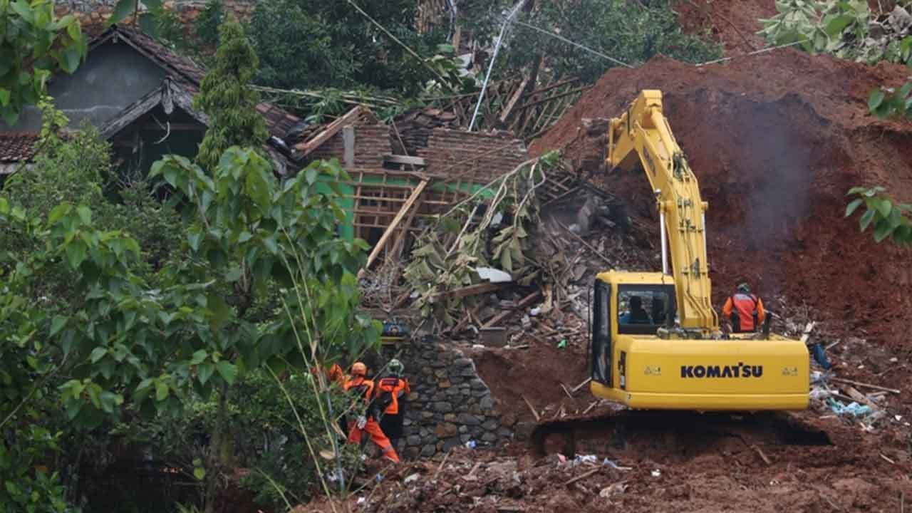 Endonezya'da ruhsatsız altın madeninde toprak kayması: 17 ölü