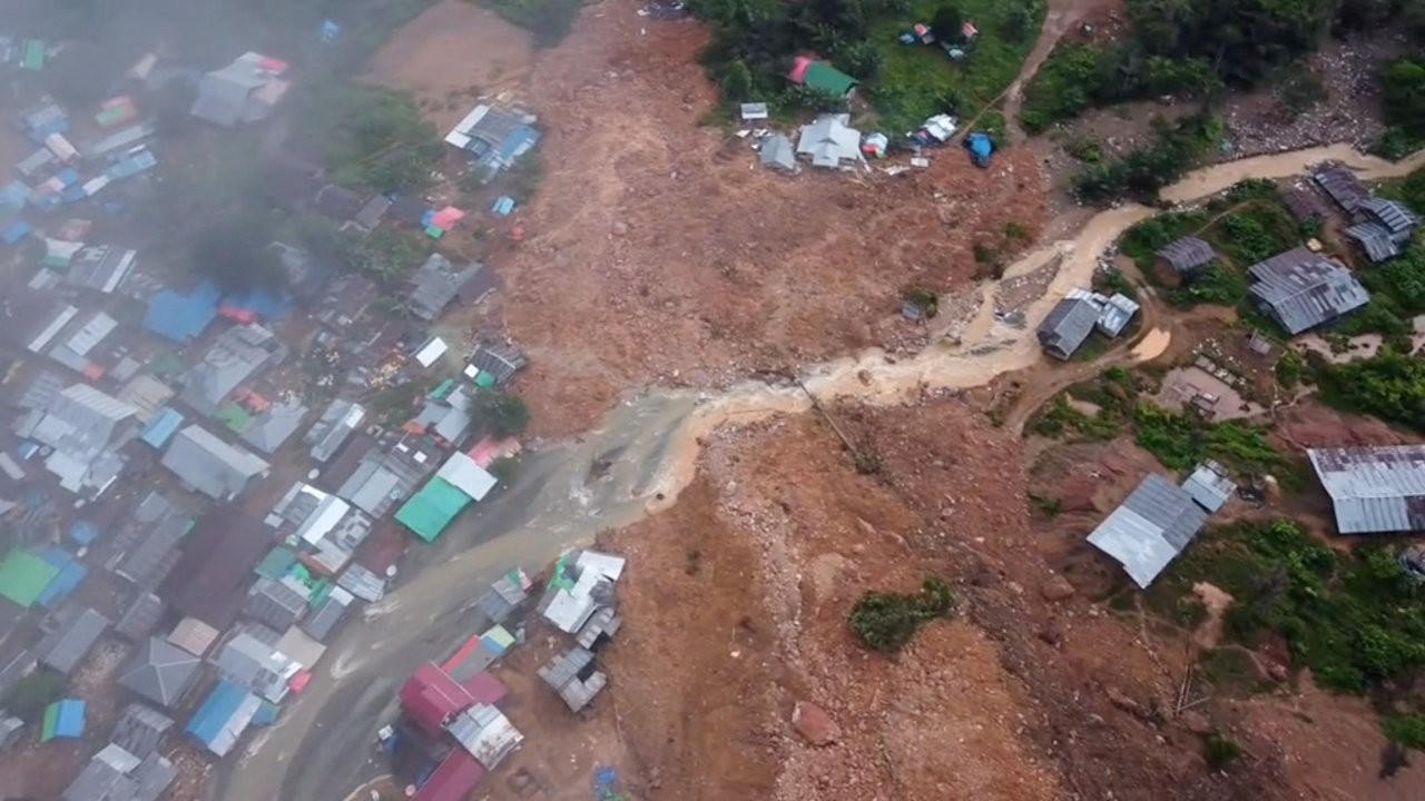 Endonezya'da ruhsatsız altın madeninde ölenlerin sayısı 23'e yükseldi