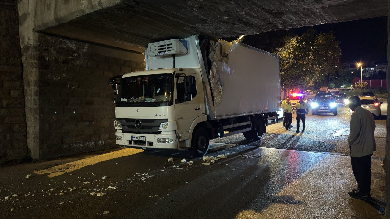 Erzurum'da bir kamyon alt geçitte sıkıştı: 2 yaralı