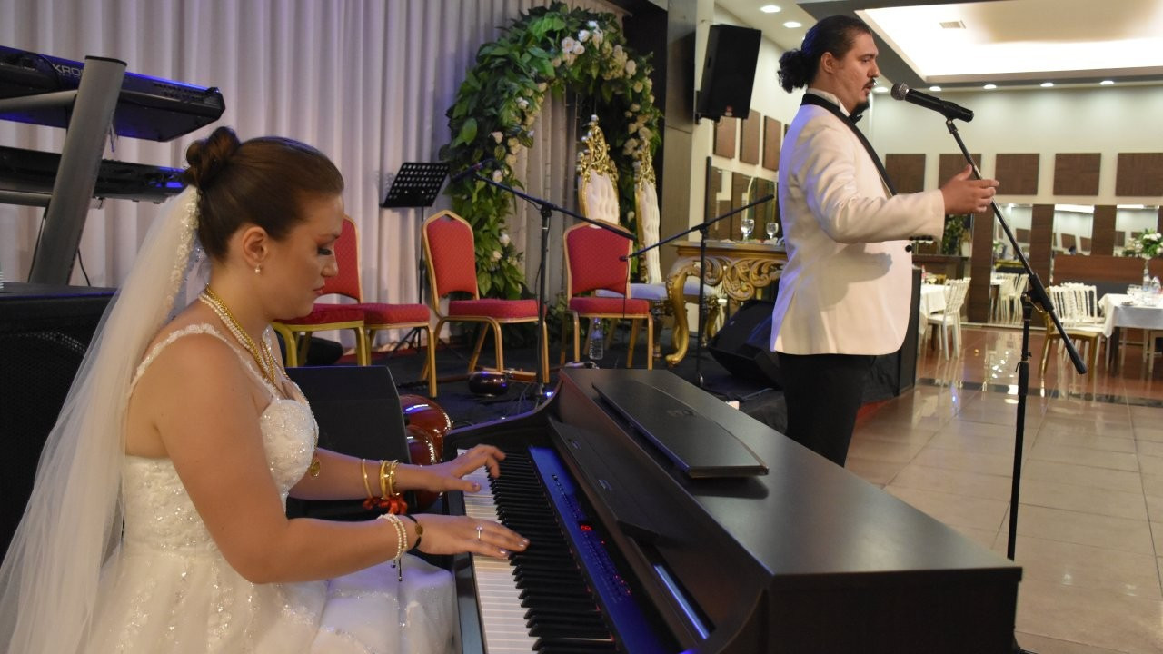 Piyanist gelin ve opera sanatçısı damat düğünlerinde sahne aldı