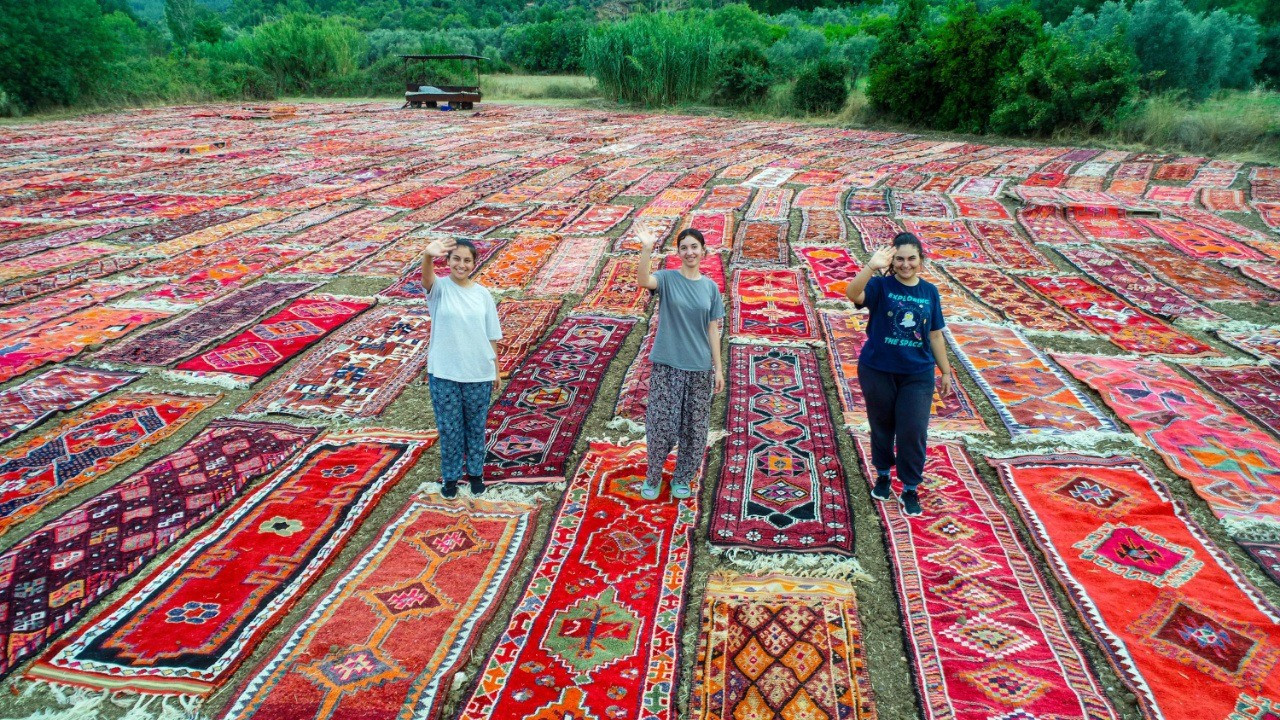 Antalya'da halı tarlaları serildi: 'Kadınların el emeği çok'