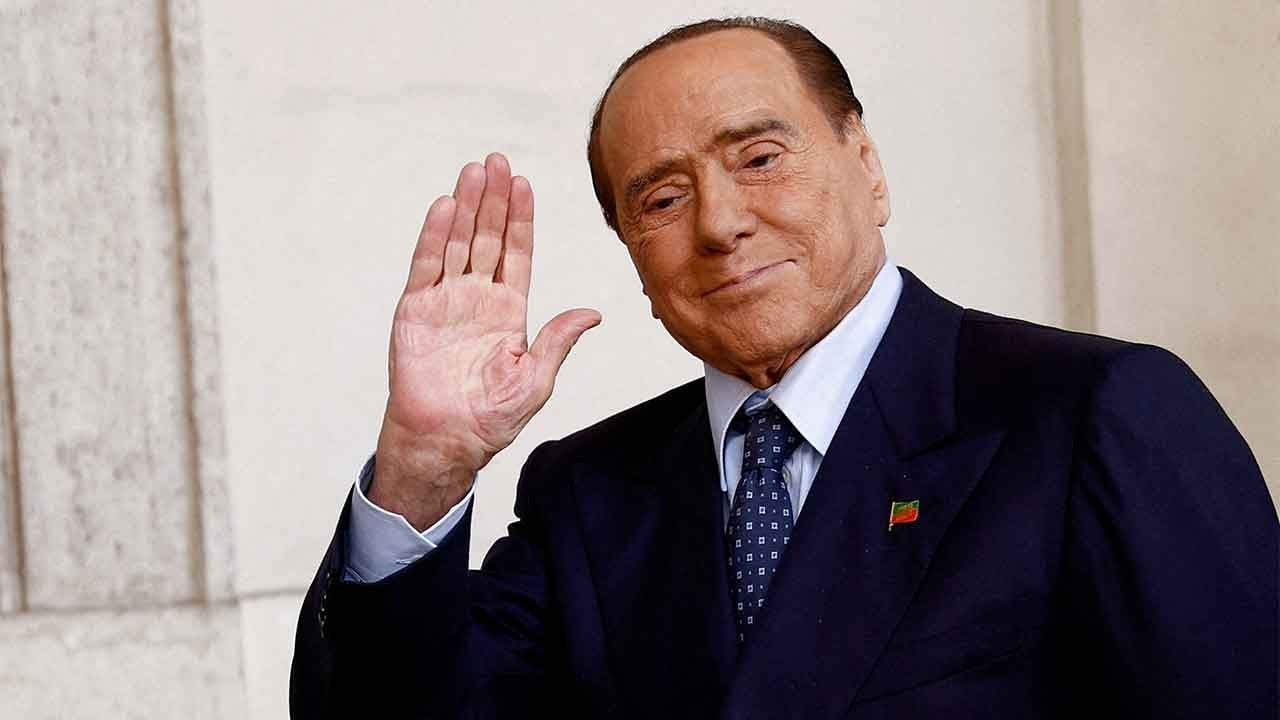 Havaalanına Berlusconi'nin adı verildi: 'Barbar zamanlardan geçiyoruz'