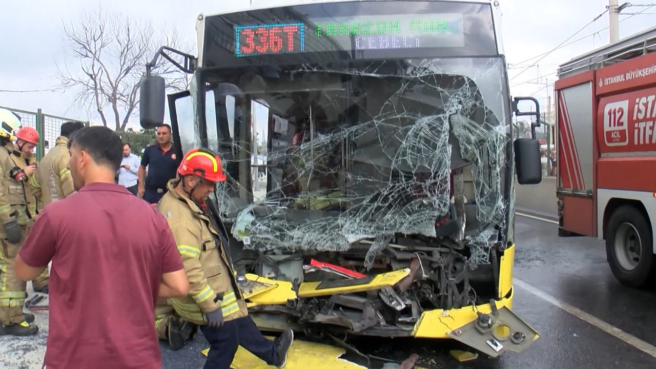 Sultangazi'de otobüs tıra çarptı: 8 yaralı