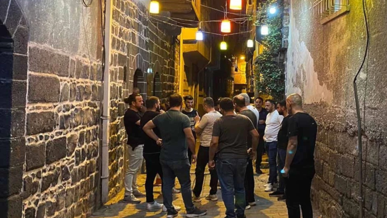 Diyarbakır'da iki kafeye ses bombalı ve silahlı saldırı