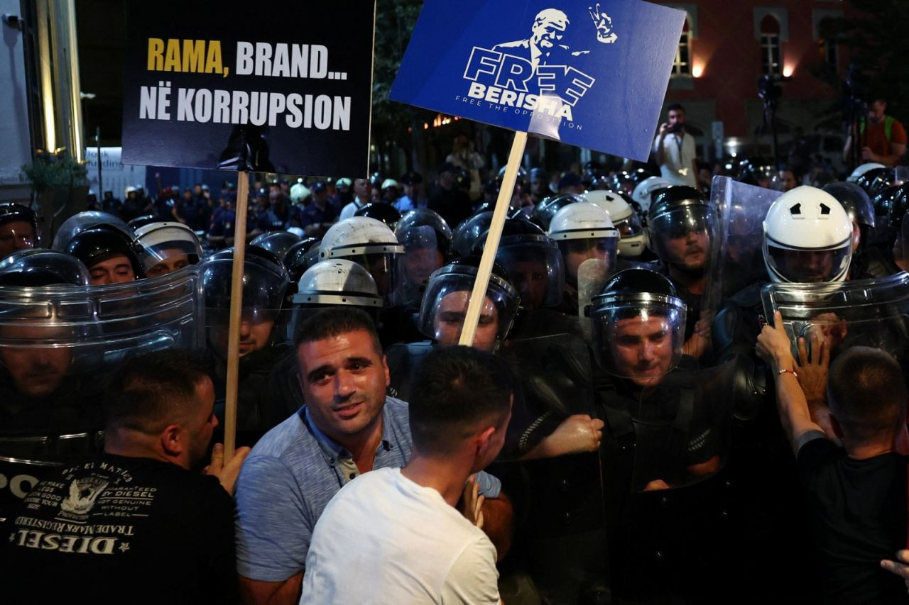 Arnavutluk'ta protestolar: Tutuklu muhalefet liderinden sivil itaatsizlik çağrısı - Sayfa 4