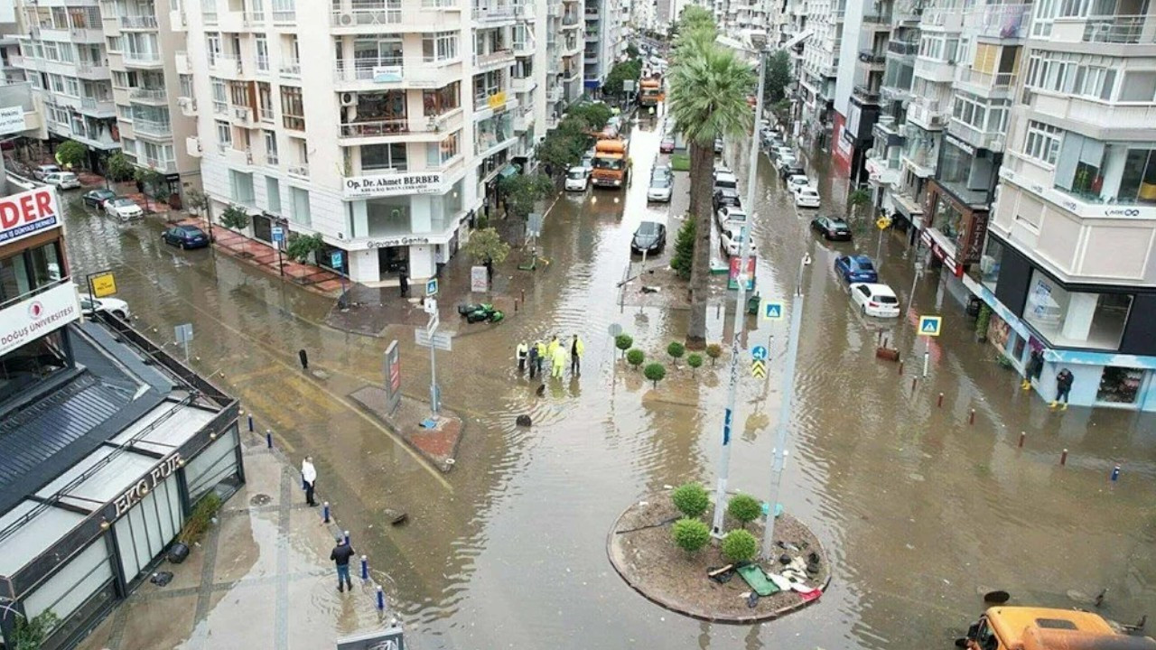 İzmir'de beş ilçe için deprem uyarısı: Deniz kentin içine girecek