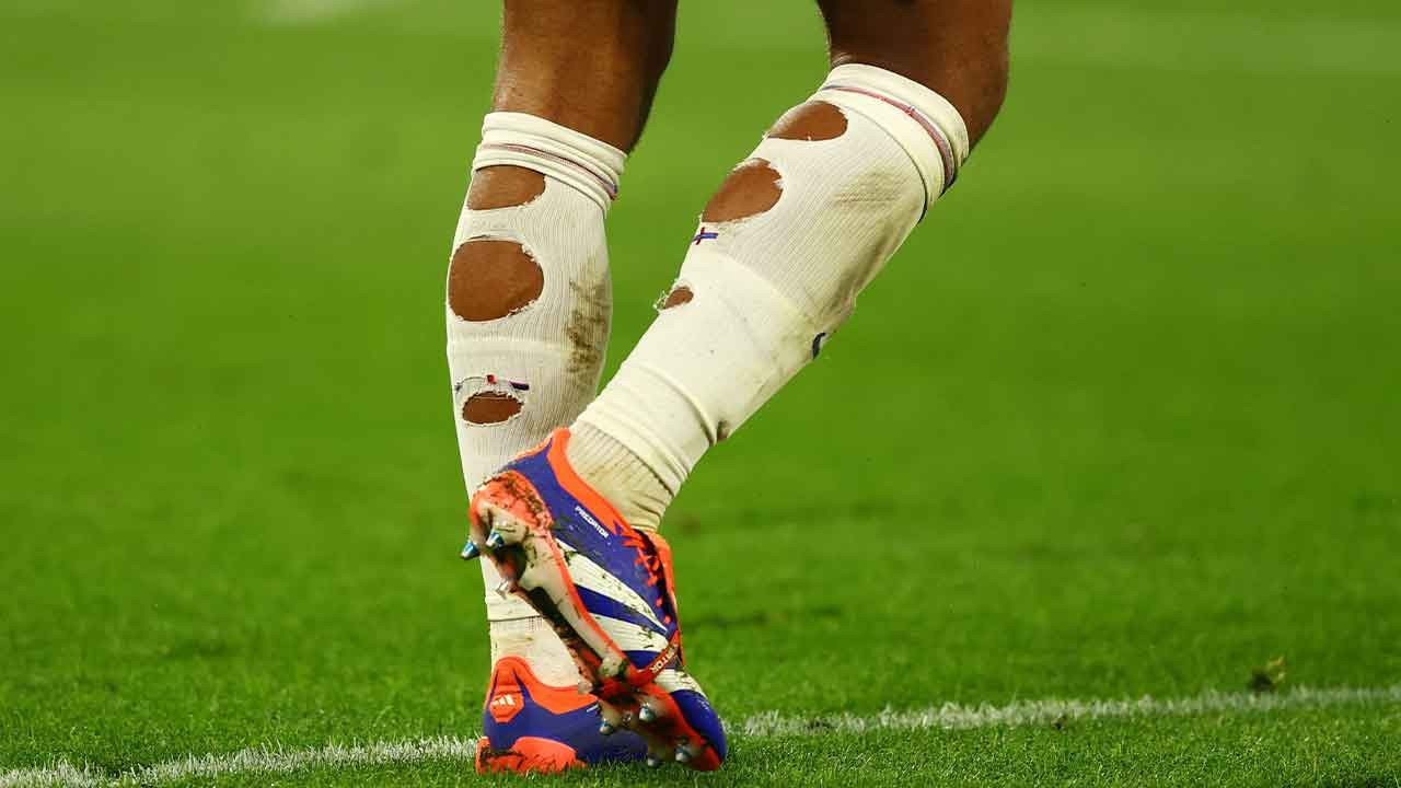 Euro 2024'te delik çoraplar: İngiliz futbolcular bunu neden yapıyor?