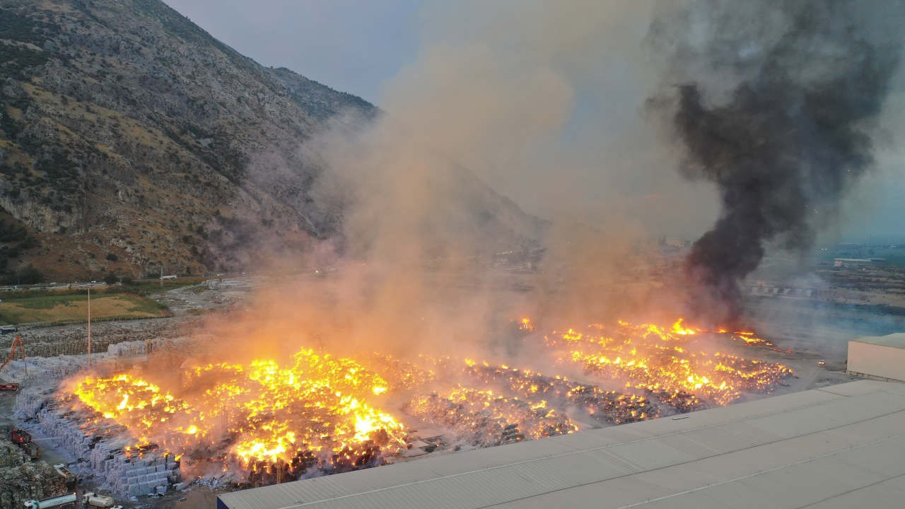 Aydın'daki kağıt fabrikasında çıkan yangın söndürülemedi: Müdahale sürüyor