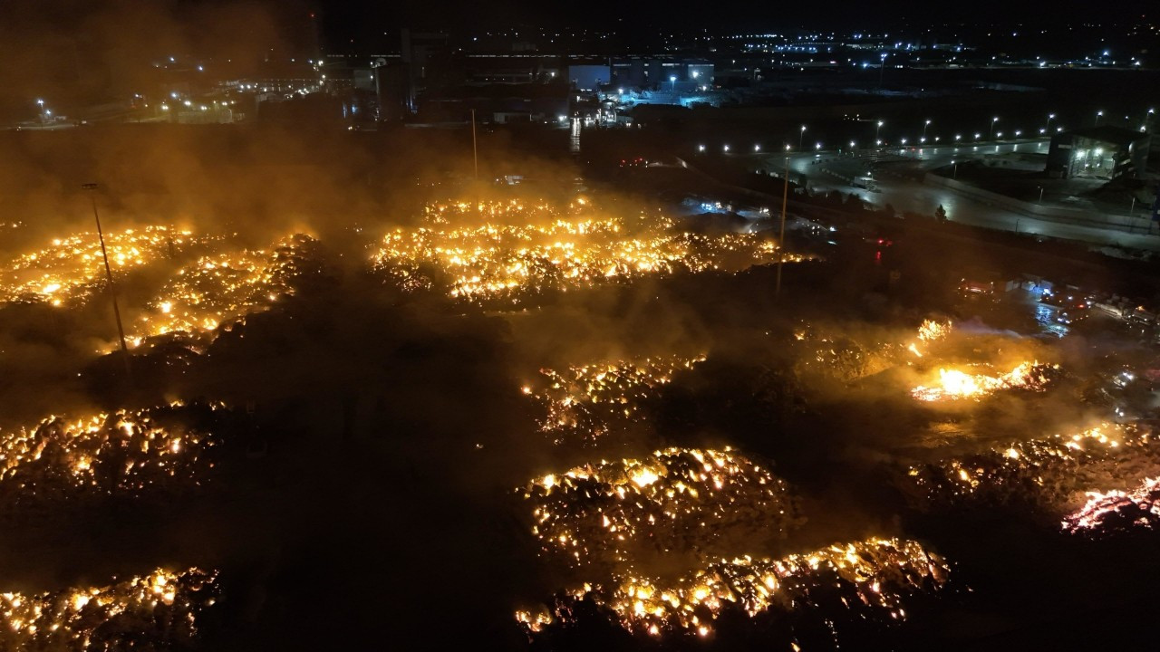 Aydın'da kağıt fabrikasında önceki gün başlayan yangın sürüyor