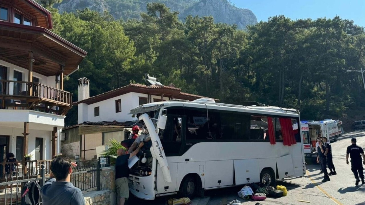 Tur otobüsü park halindeki araçlara çarptı: 2 ölü, 33 yaralı