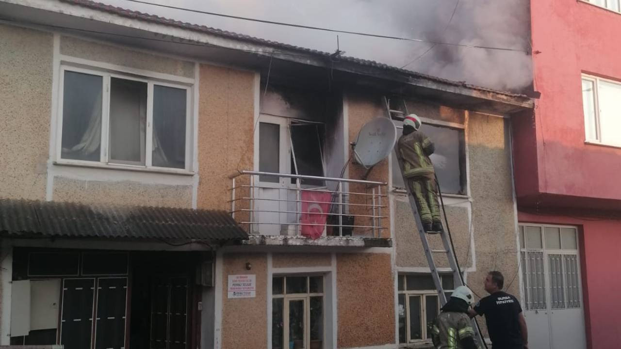 Bursa'da bilgisayar kasasından çıktığı tespit edilen yangın söndürüldü