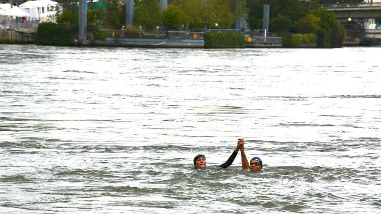 Fransa Spor Bakanı, olimpiyatlara 13 gün kala Seine Nehri'nde yüzdü