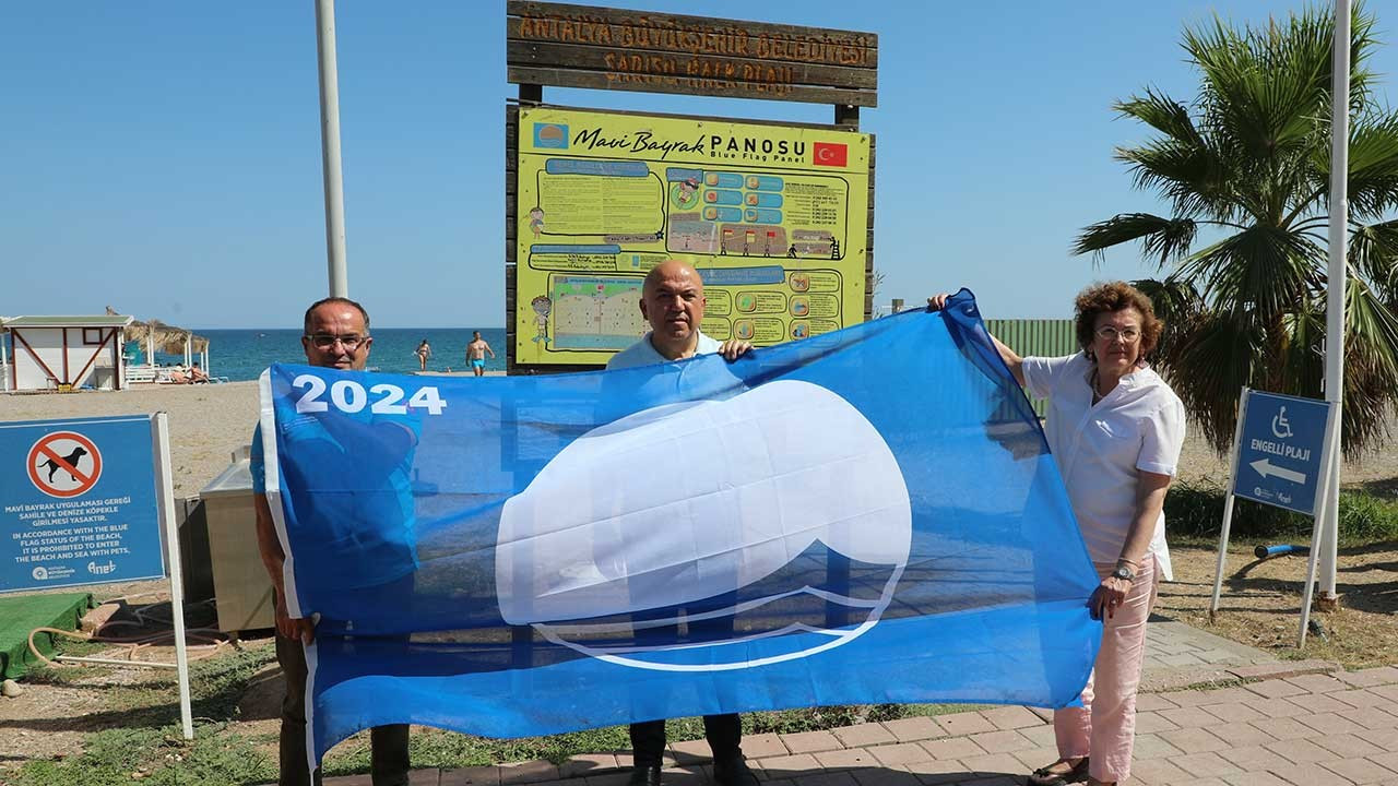 Antalya’da Sarısu Halk Plajı’na Mavi Bayrak çekildi