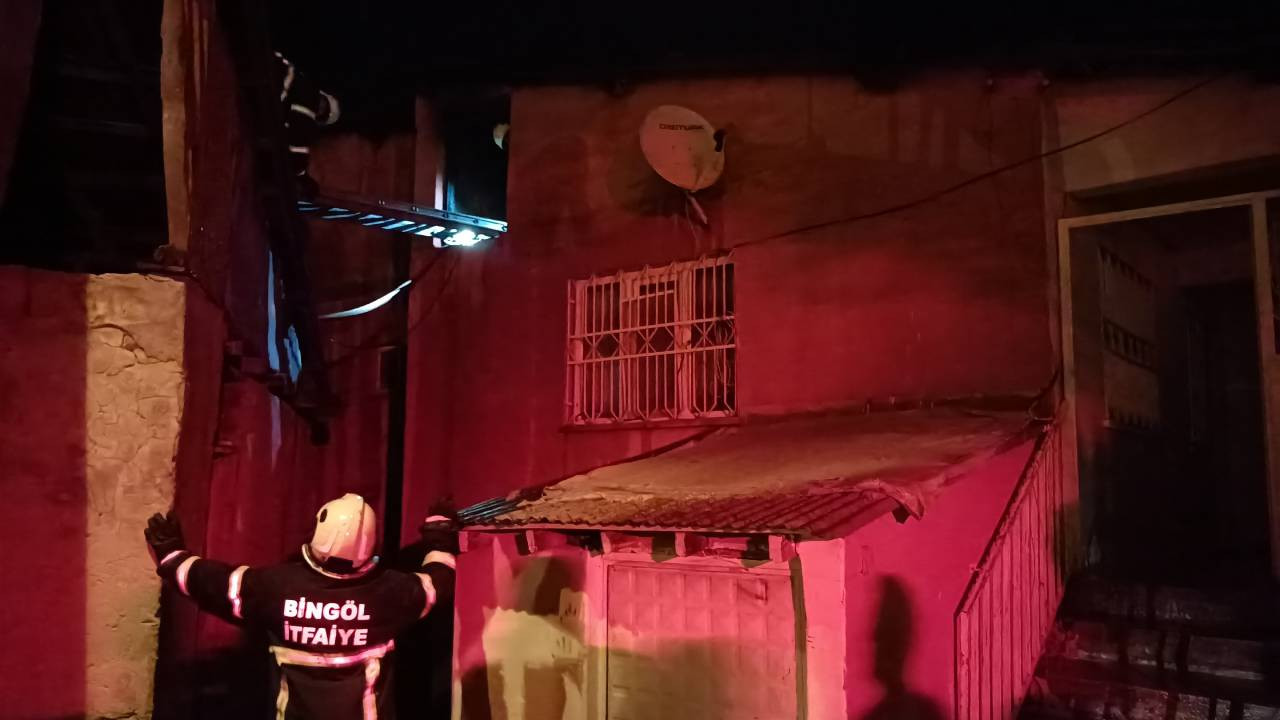 Bingöl'de binanın çatısında çıkan yangın söndürüldü