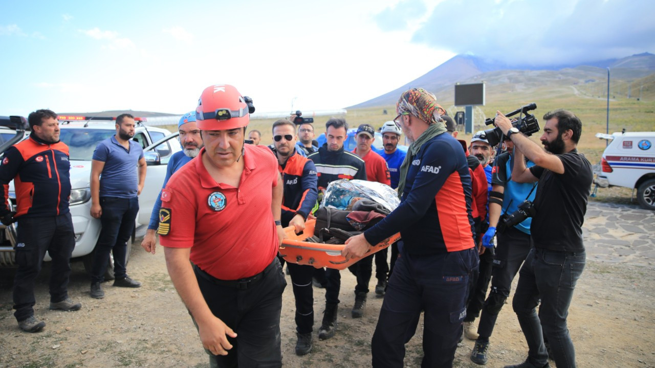 Erciyes'e tırmanan dağcıların üzerine kaya düştü: 2 yaralı