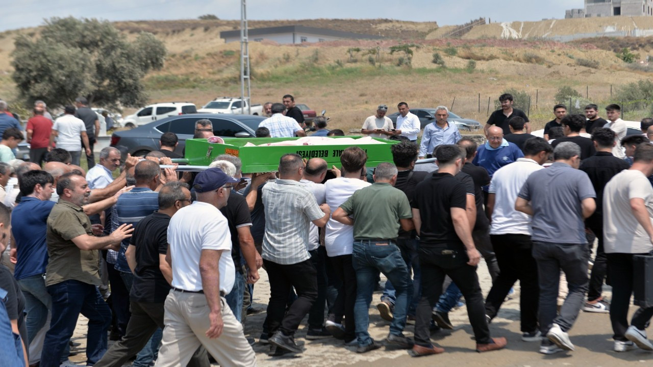 İzmir'de elektrik faciasında ölen tıp öğrencisi Özge Ceren Deniz defnedildi