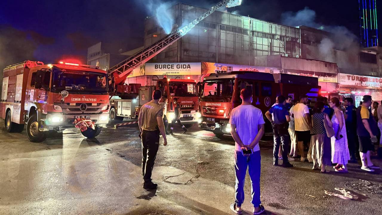 İzmir'de plastik ambalaj dükkanında çıkan yangın söndürüldü