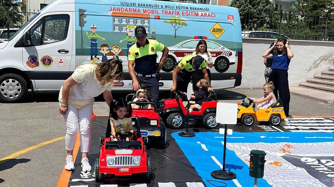 Kreş öğrencilerine uygulamalı trafik eğitimi