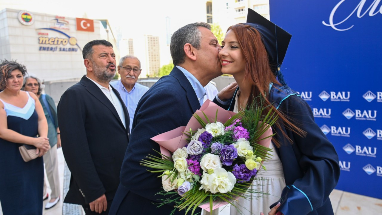Özgür Özel, kızının mezuniyet törenine katıldı