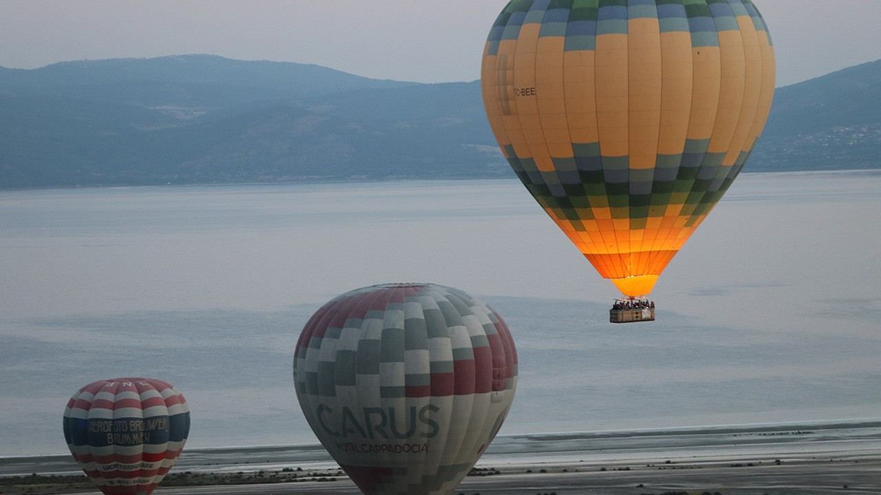 Salda Gölü manzarasında balonla seyahat başladı