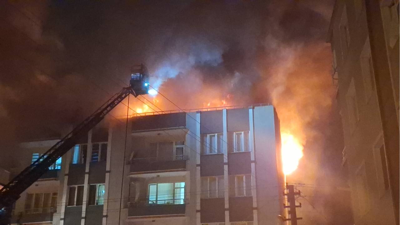 Samsun'da çatı katında yangın: Binadakiler tahliye edildi