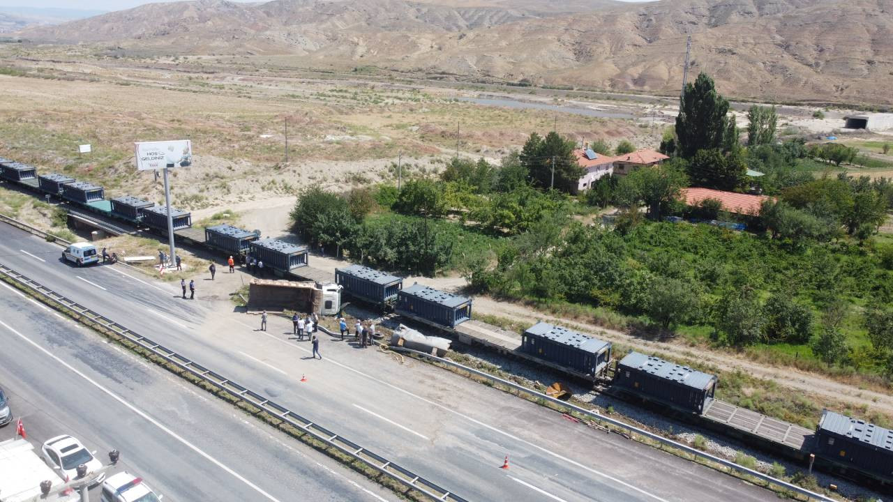Çankırı'da yük treni kamyona çarptı: 1 kişi öldü, 3 kişi yaralandı