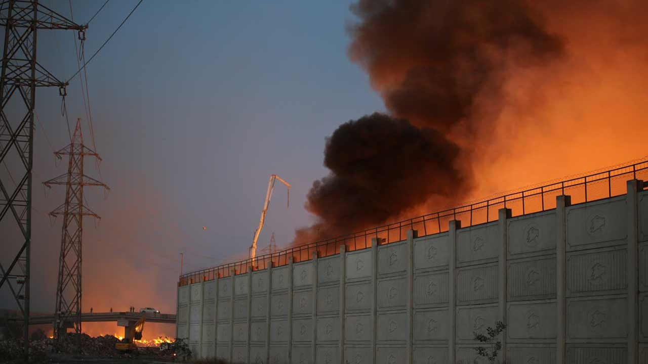 Aydın'da kağıt fabrikasındaki yangın 4. gününde: 140 bin ton kağıt yanıyor