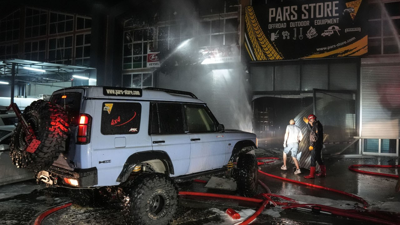 Başkent Oto Sanayi'de yangın: Kepenkleri kesip araçları kurtardılar