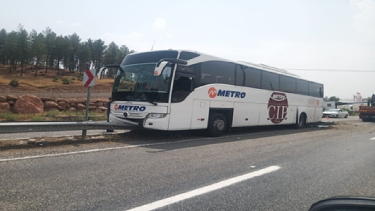 Siirt'te yolcu otobüsü, bariyerlere çarptı