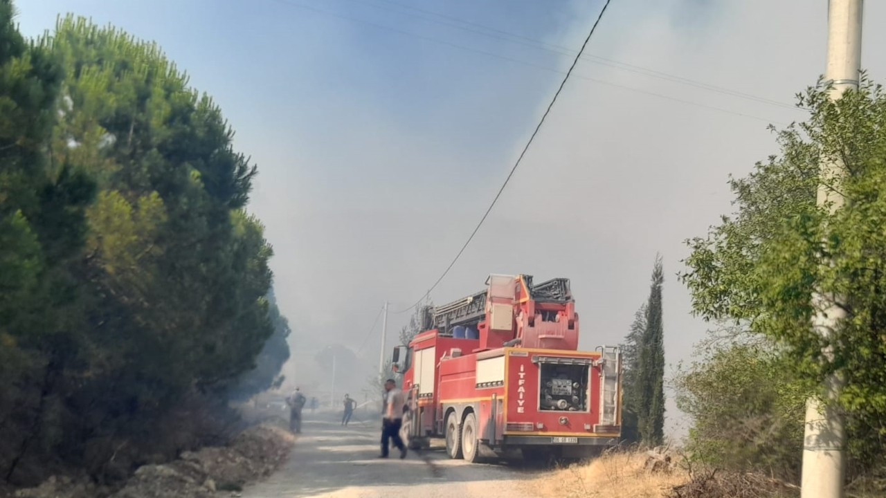 Yangın söndürülmek üzereyken rüzgarla yayıldı: Bir köy boşaltıldı