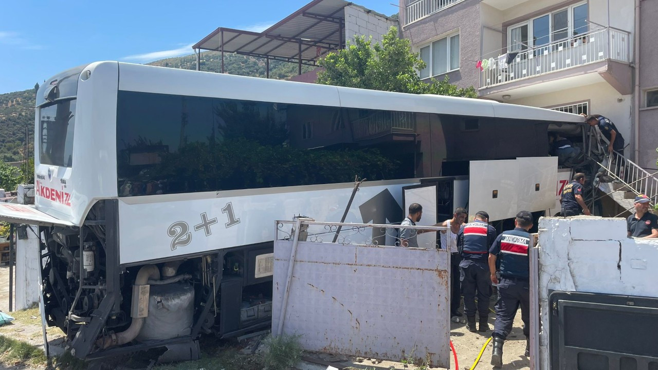 Yolcu otobüsü eve çarparak durabildi: 1 ölü, 15 yaralı