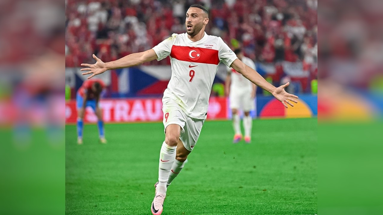 Cenk Tosun Fenerbahçe'ye resmi imzayı attı